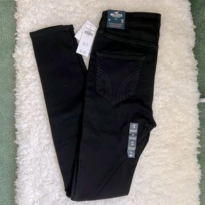 HOLLISTER. BLACK SKINNY JEANS. SIZE 3R